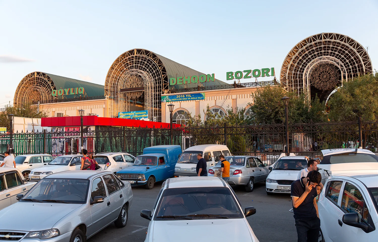 В каком месте согласно