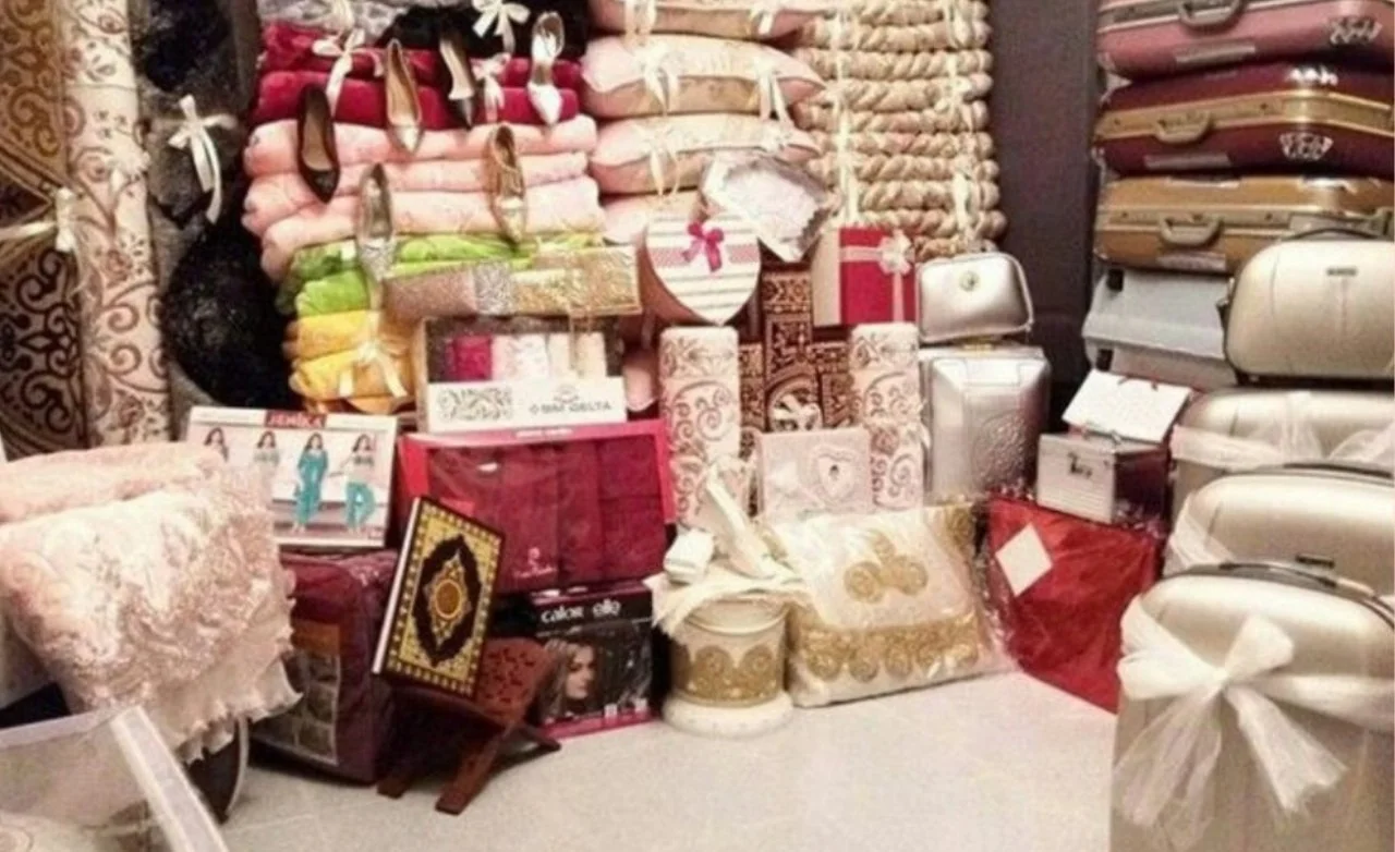 Чемоданы для приданного невесты. Приданное что это значит. Приданое невесты в древней руси. Приданное для невесты у казахов. Сундук с приданым крестьянской избы.